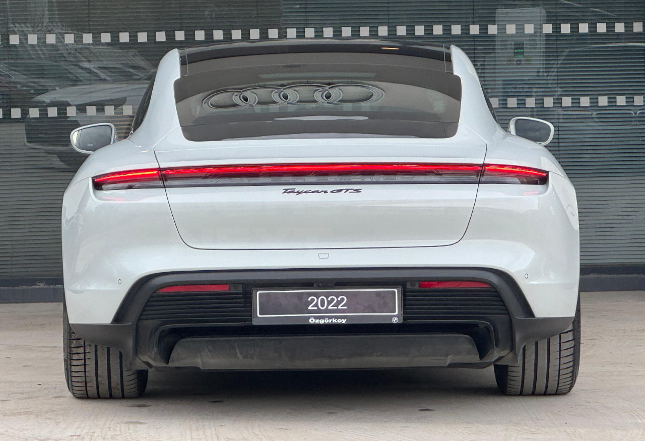 Porsche Taycan 2022