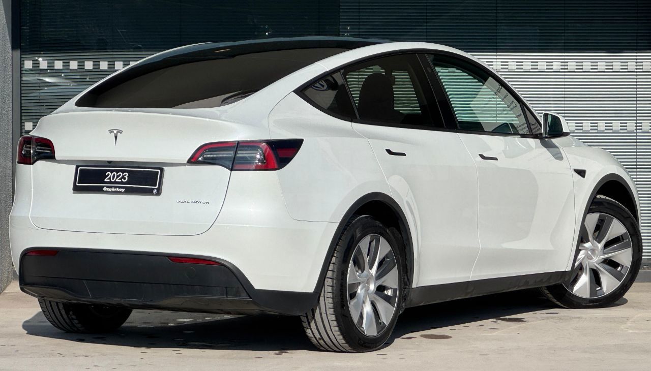 Tesla Model Y 2023