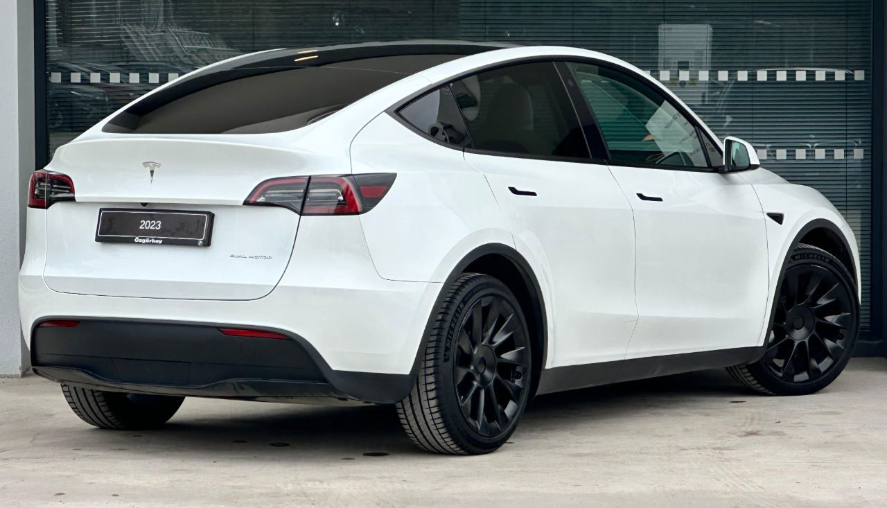 Tesla Model Y 2023